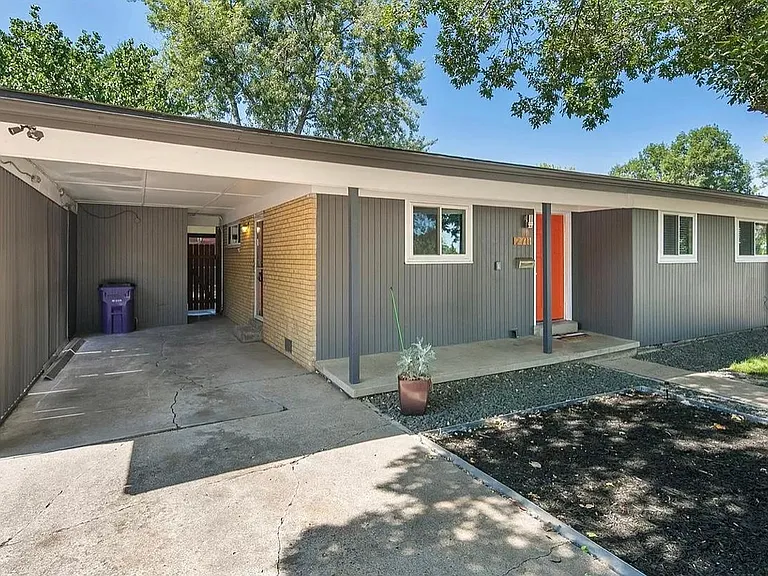 2711 S Lowell Blvd — Photo 3