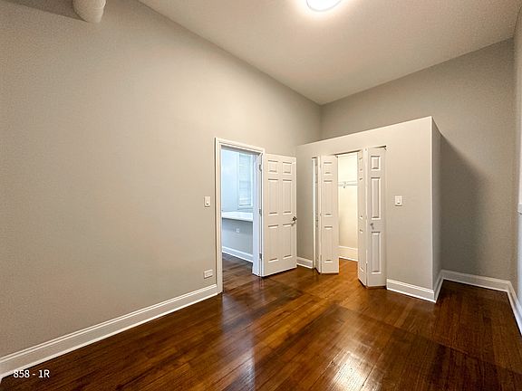 5th image of 858 N Wood St APT 1r