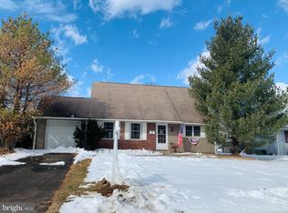 69 Plumbridge Dr, Levittown, PA 19056