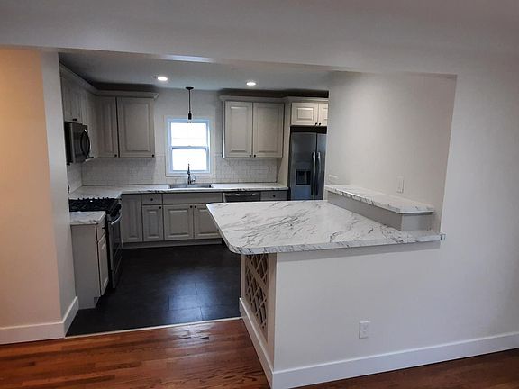 3rd image of 33 John St