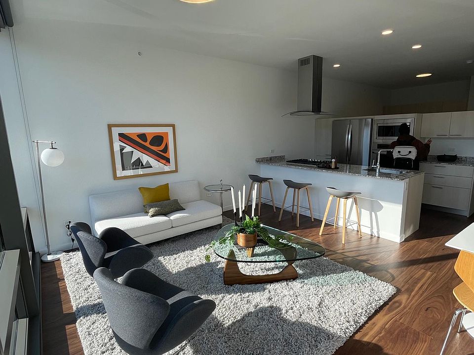1st image of 555 W Cornelia Ave #1616