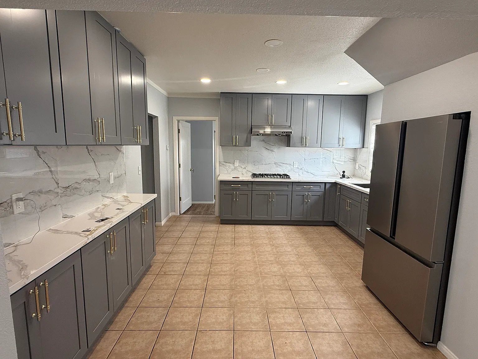 3 bed, 950 sqft, $3,200 — Photo 3