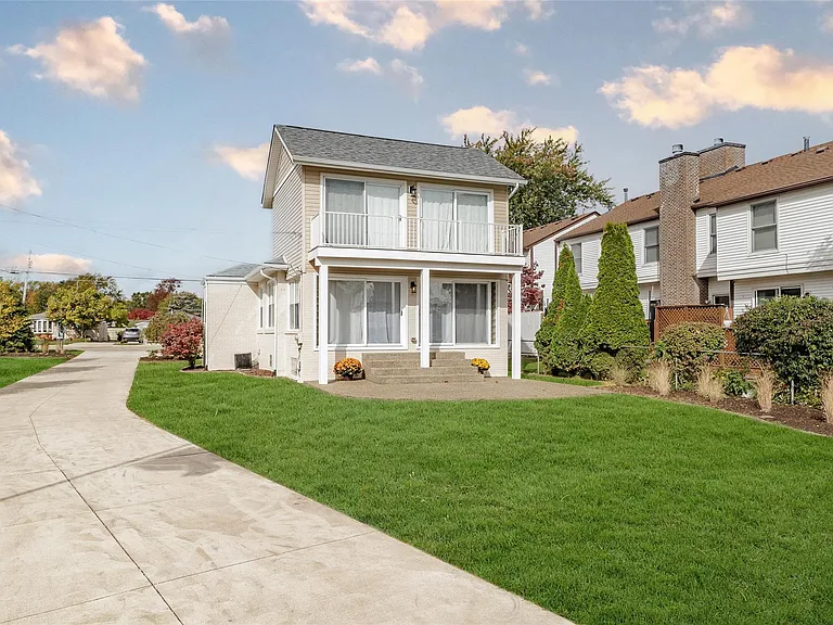 33316 Jefferson Ave — Photo 49