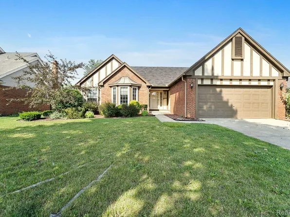 26850 Coachlight St, Woodhaven, MI 48183
