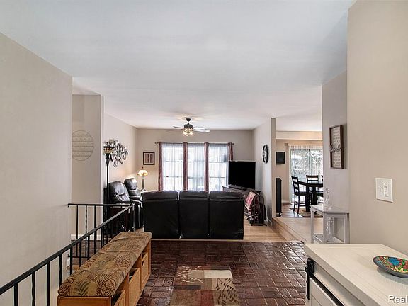 3rd image of 35048 Wood St