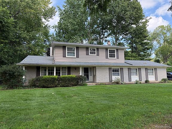 3rd image of 353 Broadleaf Dr