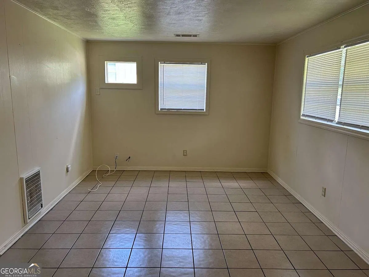 1 bed, 1.0 bath, 1274 sqft, $800 — Photo 2