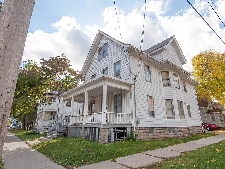 916 Vilas Ave — Photo 2