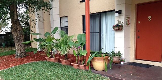 Private Entrance-Drive up