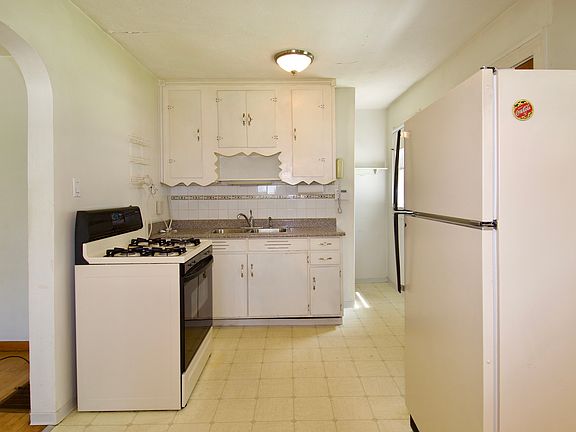 5th image of 1127 Bacon St