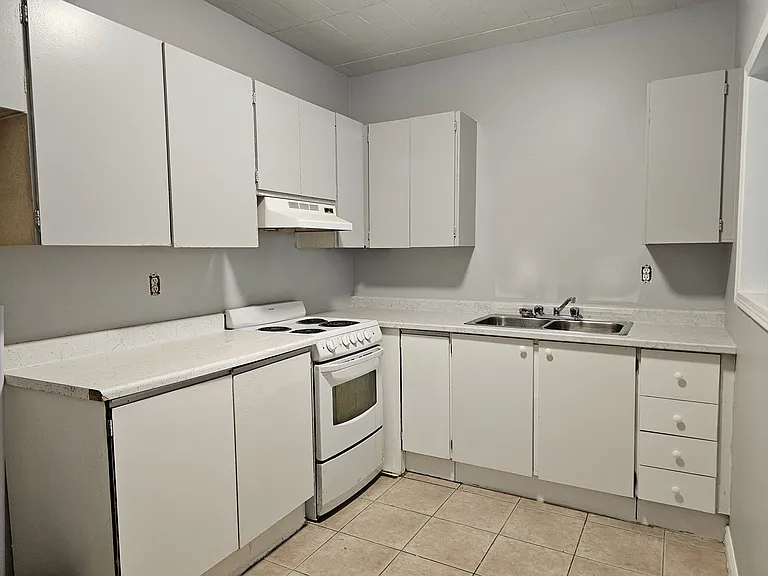 358 Queenston St — Photo 7