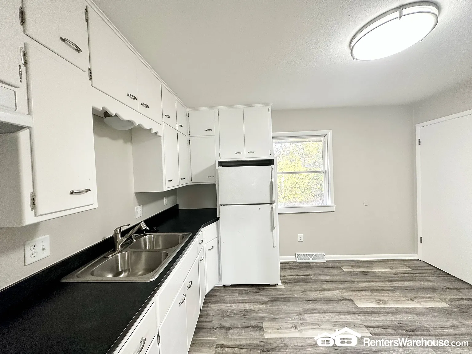 2 Bedroom Duplex with Garage! — Photo 4