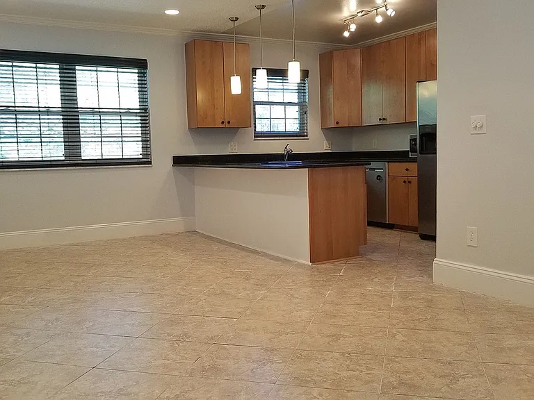 612 E Church St — Photo 10