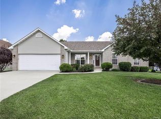 14 Oak Leaf Dr, Maryville, IL 62062