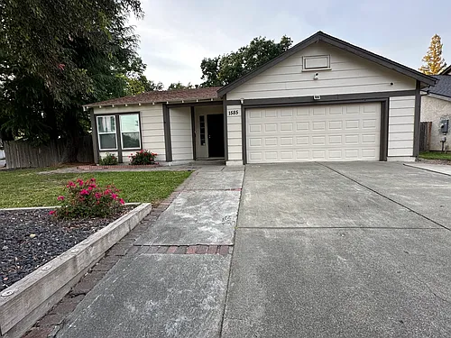 1585 Pebblewood Dr Photo 1