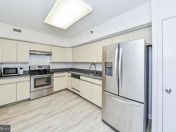 4th image of 1016 S Wayne St APT 408