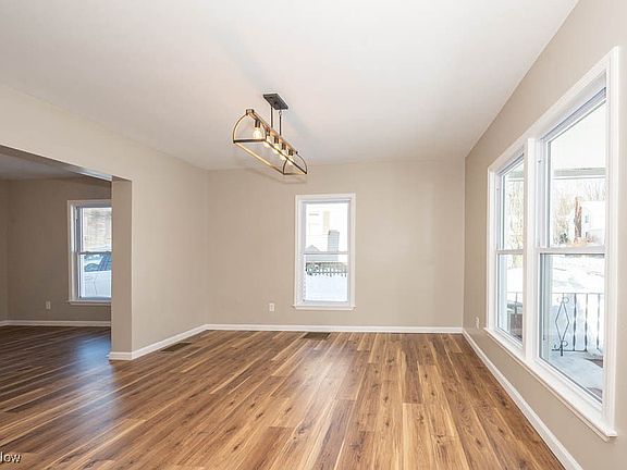 4th image of 267 Hawley Ave