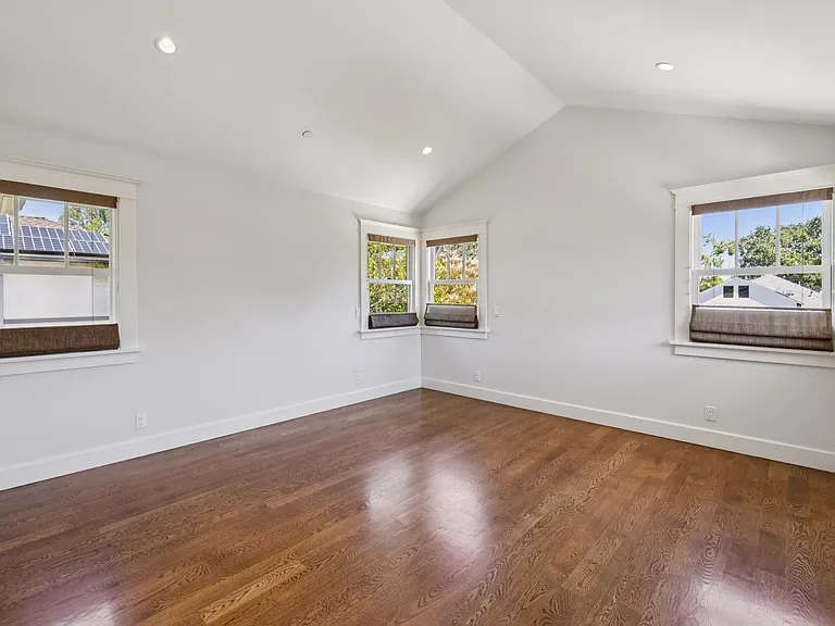 1517 Howard Ave — Photo 40