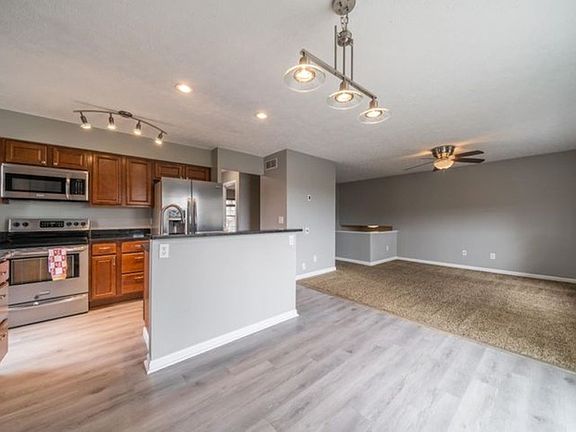 3rd image of 456 Glenview Ct