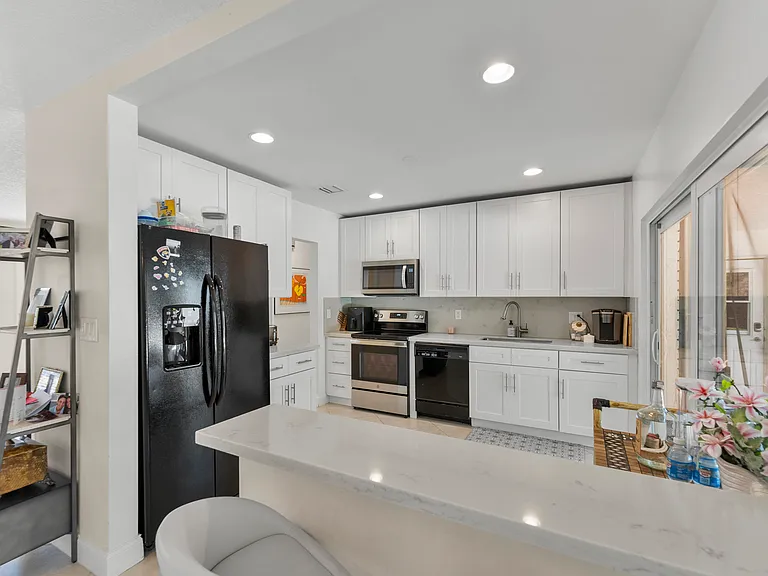 401 NE 10th Ter — Photo 15