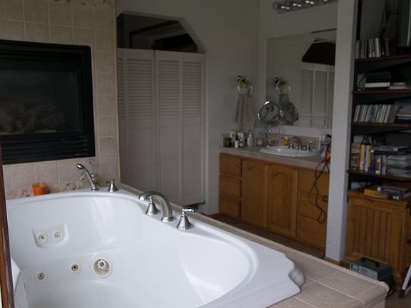Jacuzzi with Remote Control Fireplace