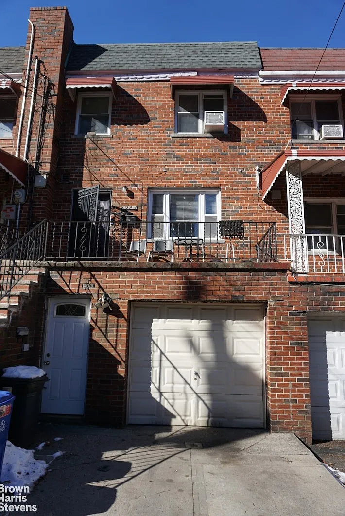 2923 Wallace Ave photo 1