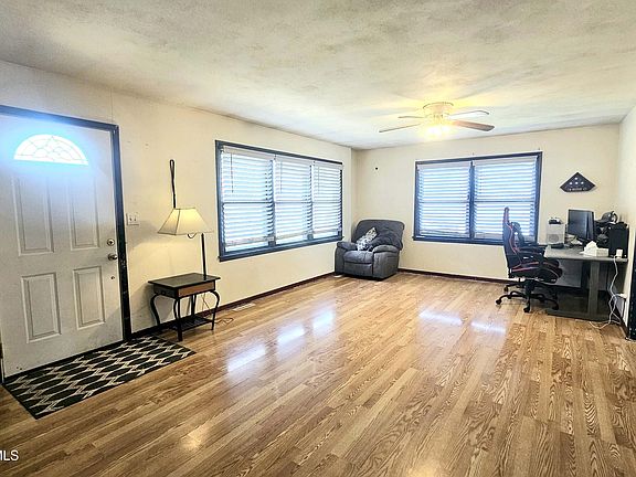 3rd image of 1208 Perry Ln