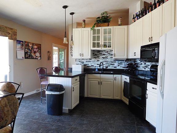 3rd image of 312 Heeren Dr