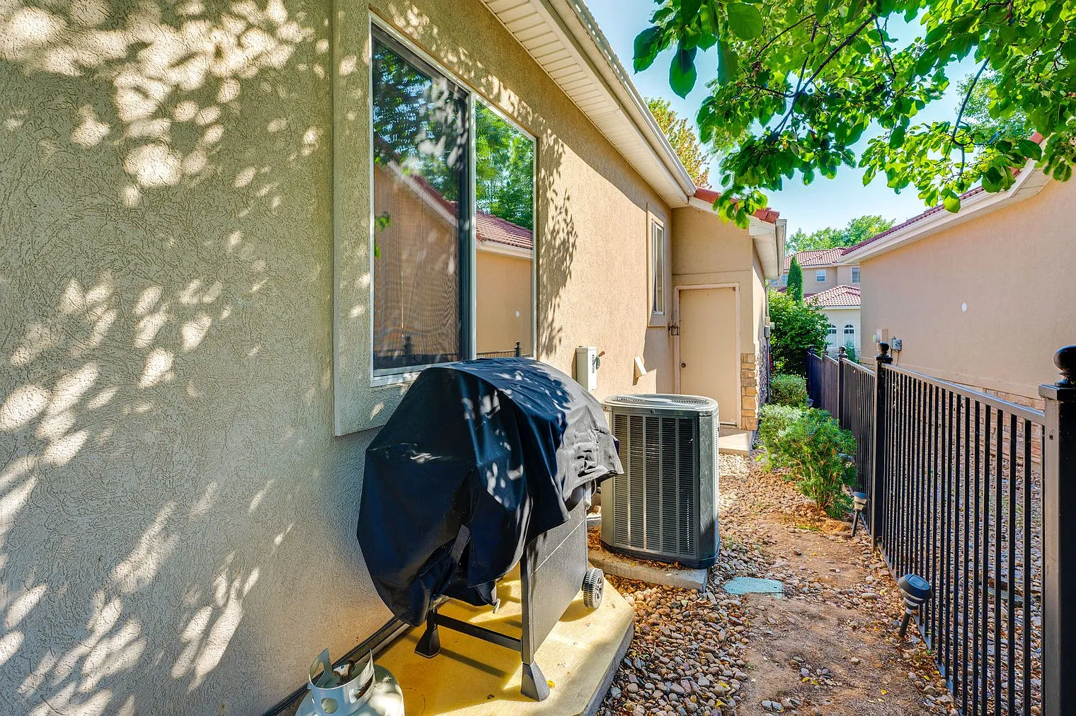 3 bed, 3.0 bath, 3046 sqft, $3,353 — Photo 4