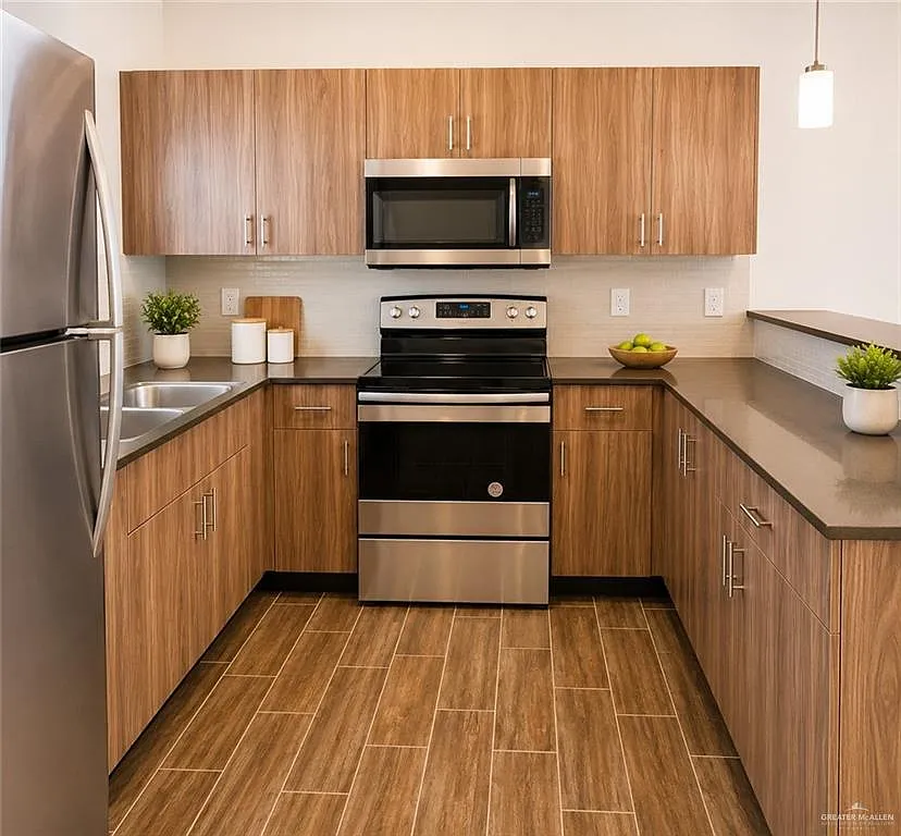 2 bed, 2.0 bath, 5850 sqft, $950 — Photo 4