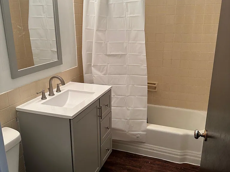Queen's Park Apartments — Photo 10