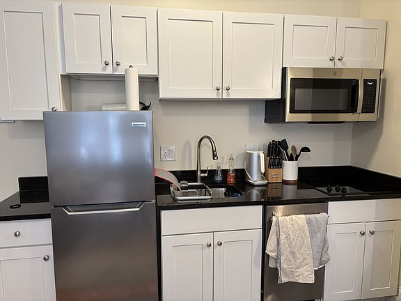 3rd image of 85 Westland Ave #15