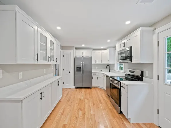 3 Taylor Point Rd, Pembroke, MA 02359