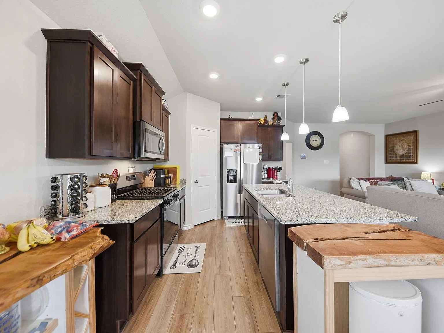 3 bed, 2.0 bath, 1495 sqft, $2,000 — Photo 3