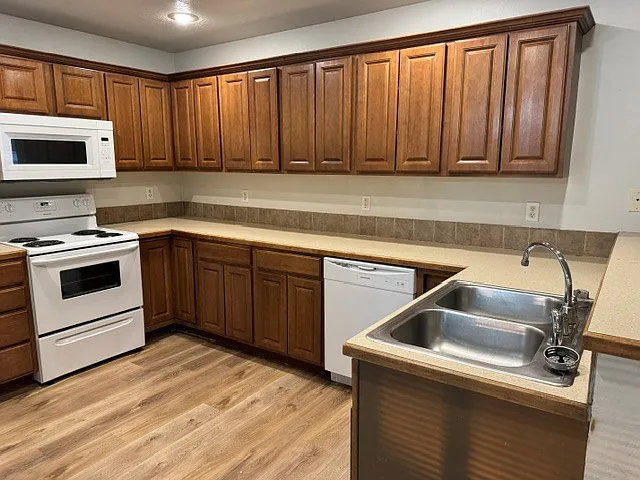 320 S Holly St — Photo 6
