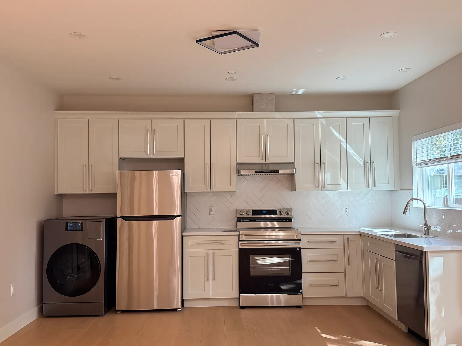 2 bed, 820 sqft, $4,150 — Photo 2