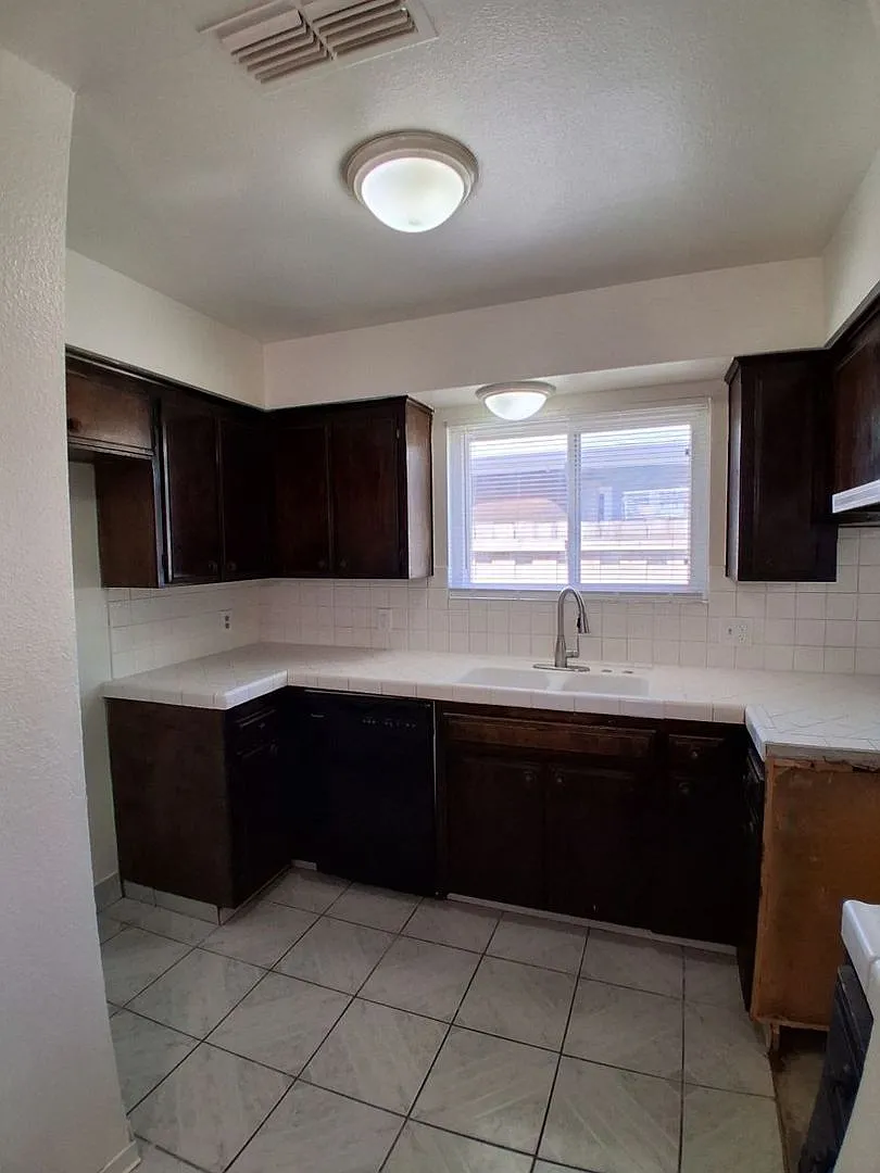 Special: First Month Rent Off!! Spacious 3 Bedroom With Garage Located On Ashlan & Cornelia! — Photo 2