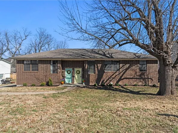 217-219 Emerson Ave, Bonner Springs, KS 66012
