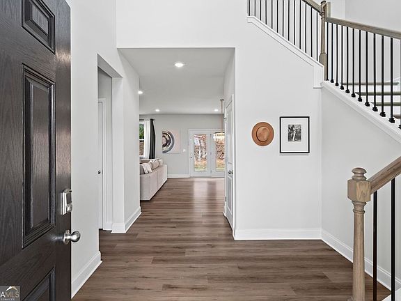 4th image of 3479 Jasmine Way SW