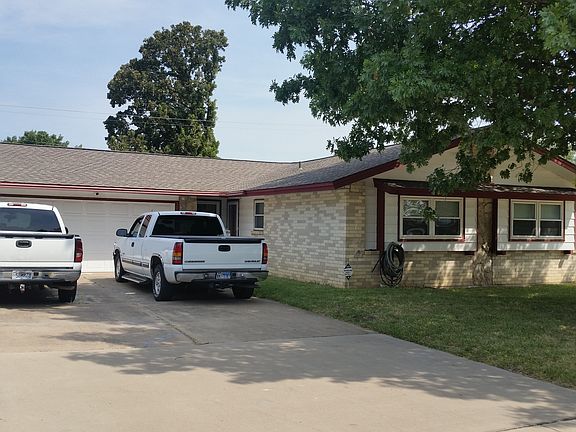 3rd image of 2215 Marilyn Ln