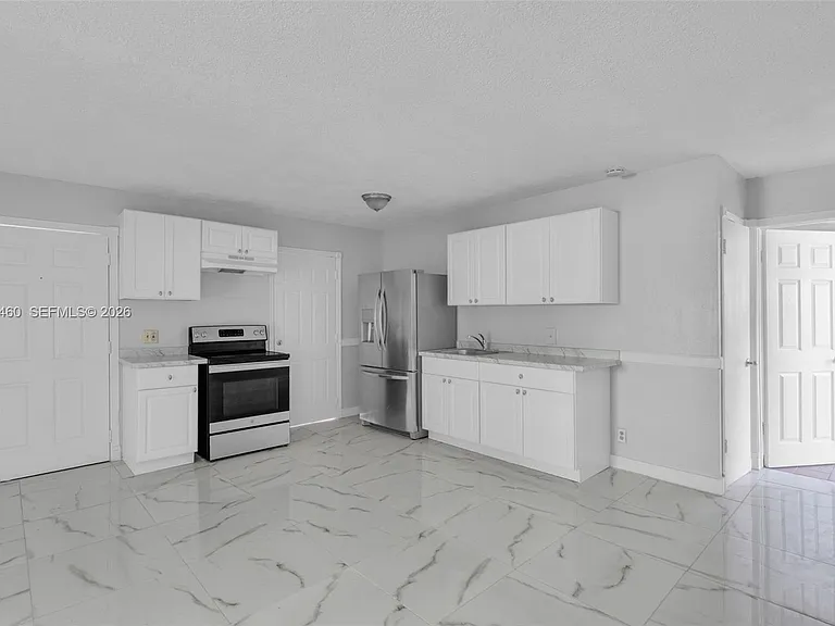 632 SW 16th Ave #D — Photo 2