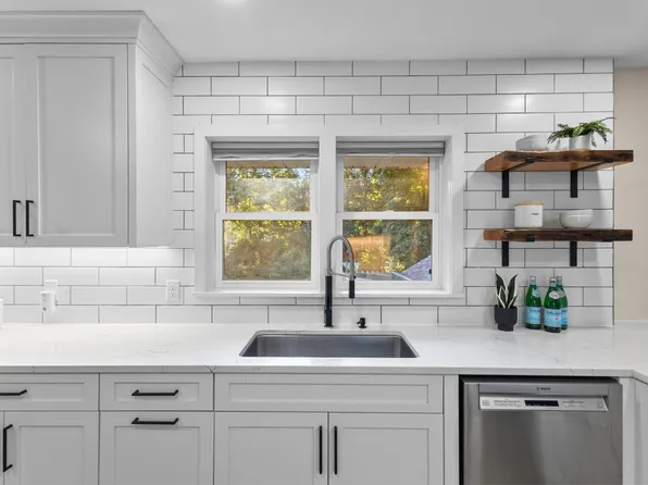 1843 Victoria St N, Roseville, MN 55113