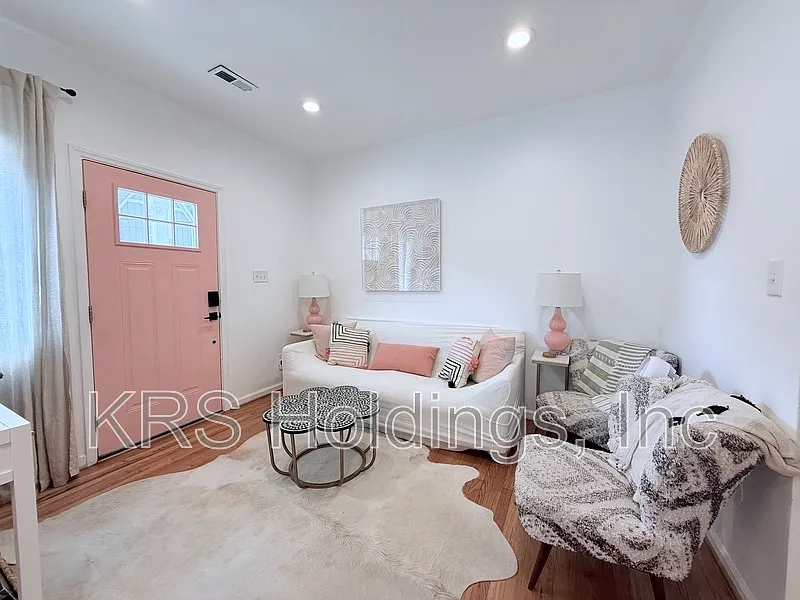 3 bed, 2.0 bath, 753 sqft, $1,900 — Photo 4