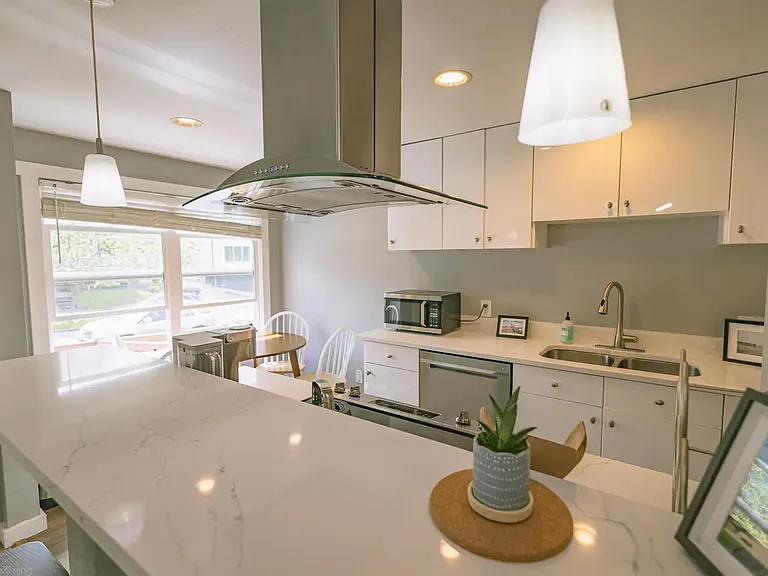 3018 E Denny Way — Photo 7