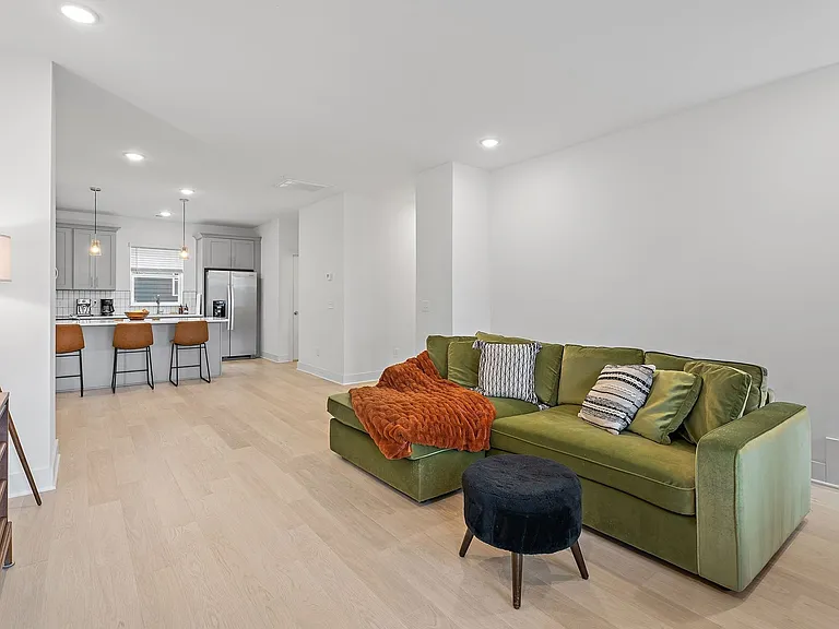 608 Markham St — Photo 3
