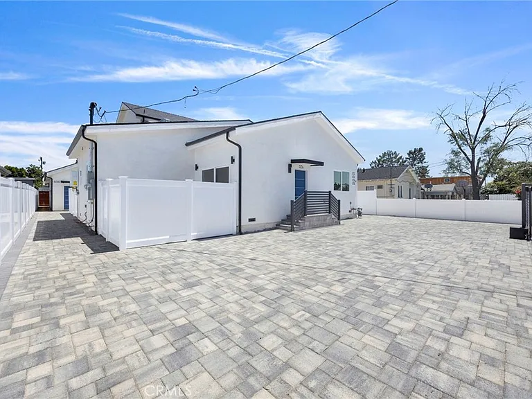 6734 Gentry Ave — Photo 2