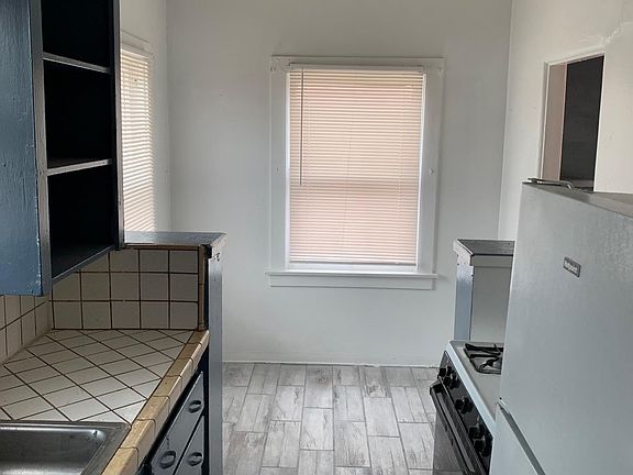 3rd image of 1229 E 4th St APT 5