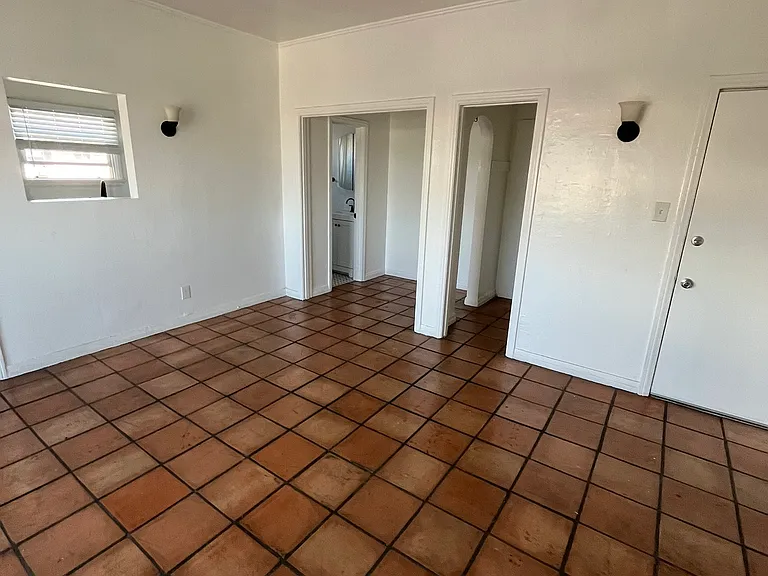 1012 N Ardmore Ave #201 — Photo 4