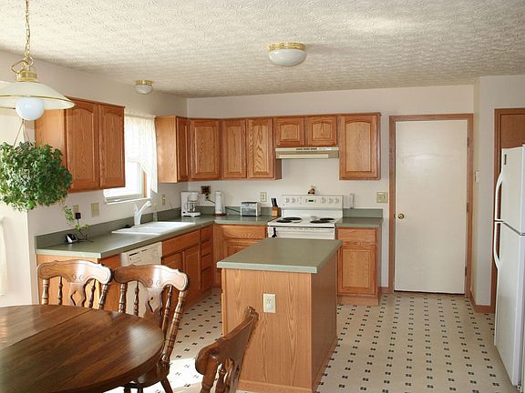 nice kitchen w/upgraded oak cabinets