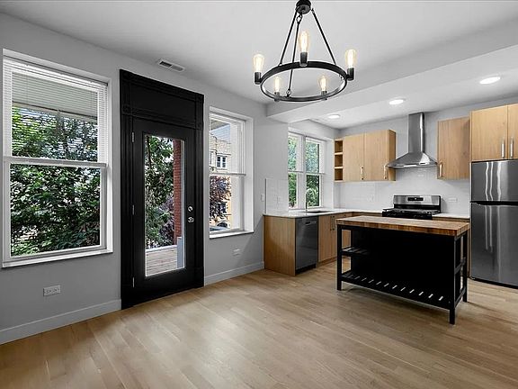 3rd image of 927 N Mozart St #1
